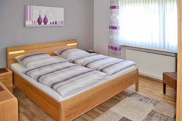 Schlafzimmer mit erhöhtem Doppelbett...